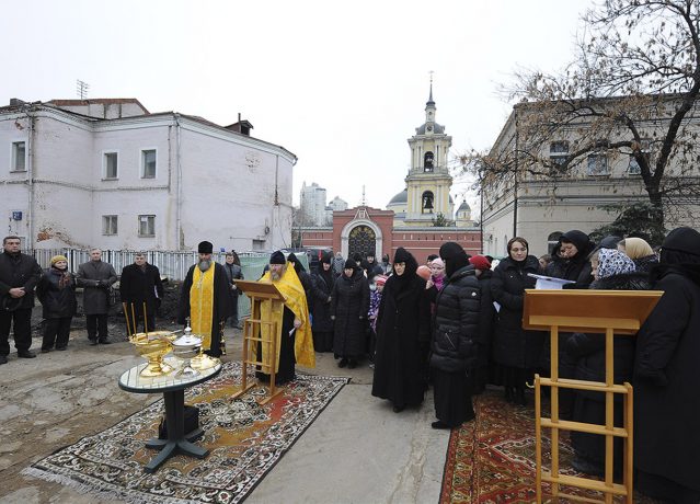 The prayer service before the beginning of construction in November 2012