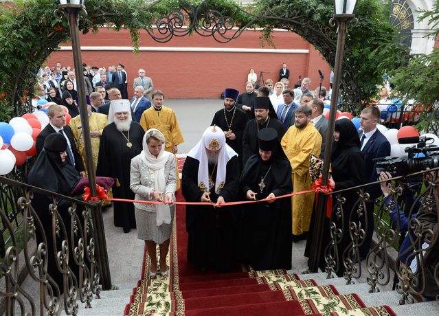 The ribbon was cut by His Holiness Patriarch Kirill of Moscow and All Russia, Abbess Feofaniya and Chairwoman of the Trust Board S.V. Medvedeva