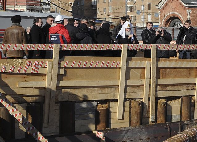 Святейший Патриарх Московский и всея Руси Кирилл  осматривает и освящает строительную площадку 8 марта 2013 года